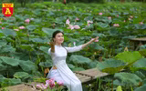 Thiếu nữ Hà thành nô nức khoe sắc cùng mùa sen nở